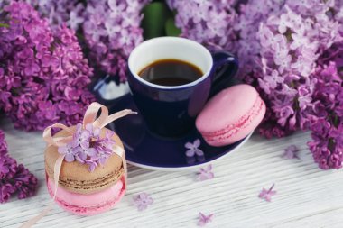 Fincan sade kahve, Eflatun çiçekler ve tatlı pastel Fransız macar