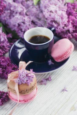 Fincan sade kahve, Eflatun çiçekler ve tatlı pastel Fransız macar