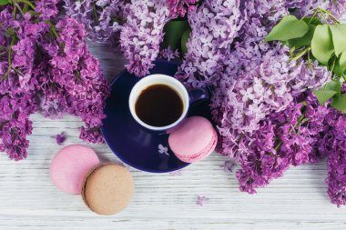 Fincan sade kahve, Eflatun çiçekler ve tatlı pastel Fransız macar