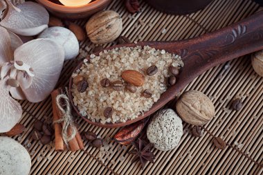 Spa Konsept: doğal deniz tuzu ile kahve çekirdekleri, tarçın ve bir