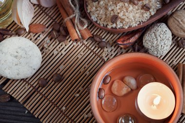Spa Konsept: doğal deniz tuzu ile kahve çekirdekleri, tarçın ve bir