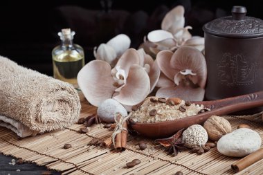 Spa Konsept: doğal deniz tuzu ile kahve çekirdekleri, tarçın ve bir