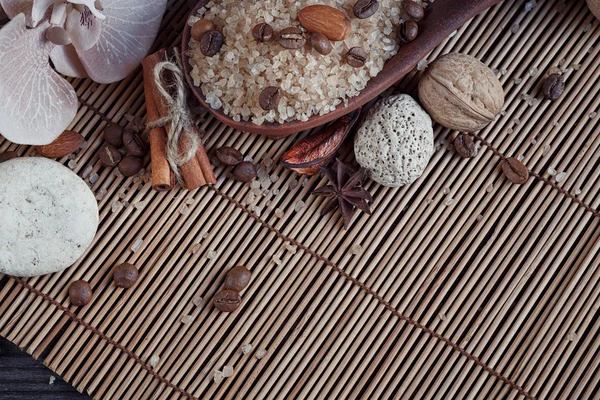 Concepto SPA: sal marina natural con granos de café, canela y un —  Fotos de Stock