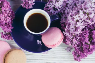 Fincan sade kahve, Eflatun çiçekler ve tatlı pastel Fransız macar