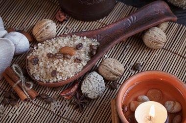 Spa Konsept: doğal deniz tuzu ile kahve çekirdekleri, tarçın ve bir