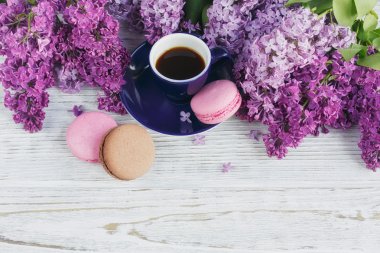 Fincan sade kahve, Eflatun çiçekler ve tatlı pastel Fransız macar