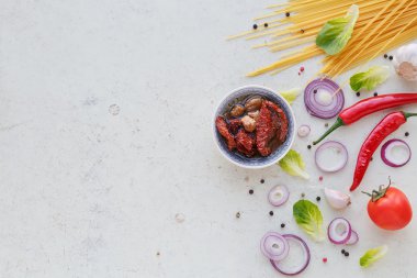 Beyaz ahşap backg yağlıboya ile çeşitli organik temiz sebze