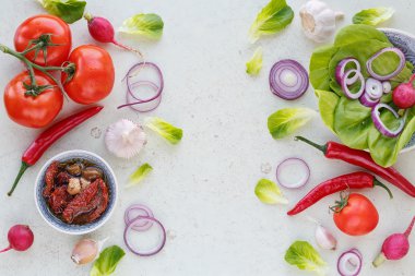 Beyaz ahşap backg yağlıboya ile çeşitli organik temiz sebze