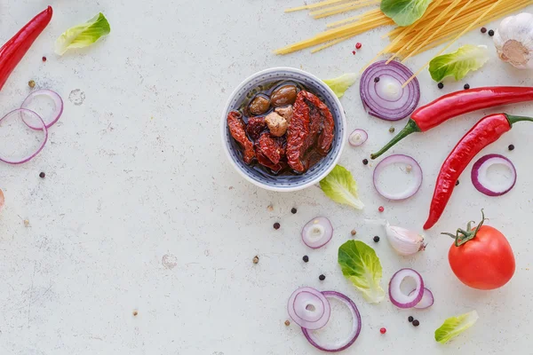 Verduras orgánicas limpias surtidas con aceite en respaldo de madera blanca — Foto de Stock