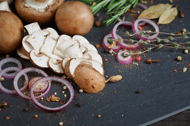 Biberiye, soğan ve karabiber ile butonu mantar. Natürmort
