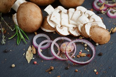 Biberiye, soğan ve karabiber ile butonu mantar. Natürmort