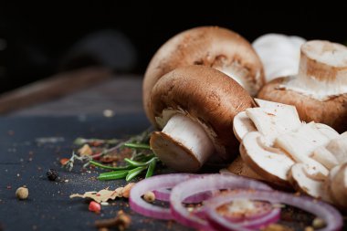 Biberiye, soğan ve karabiber ile butonu mantar. Natürmort