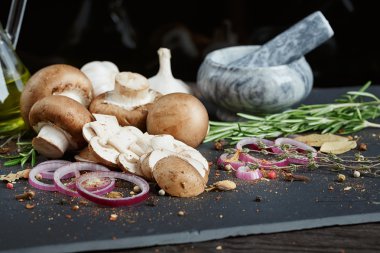 Biberiye, soğan ve karabiber ile butonu mantar. Natürmort