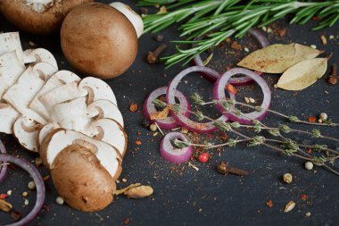 Biberiye, soğan ve karabiber ile butonu mantar. Natürmort