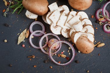 Biberiye, soğan ve karabiber ile butonu mantar. Natürmort