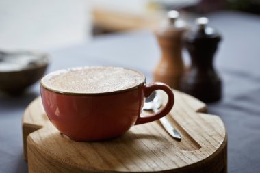 bir tabloda kafede kahve