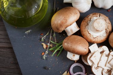 Biberiye, soğan ve karabiber ile butonu mantar. Natürmort