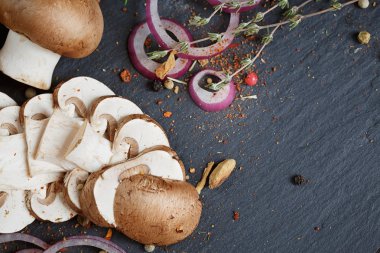 Biberiye, soğan ve karabiber ile butonu mantar. Natürmort