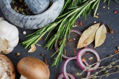 Biberiye, soğan ve karabiber ile butonu mantar. Natürmort