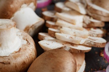 Biberiye, soğan ve karabiber ile butonu mantar. Natürmort