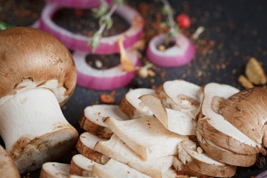 Biberiye, soğan ve karabiber ile butonu mantar. Natürmort