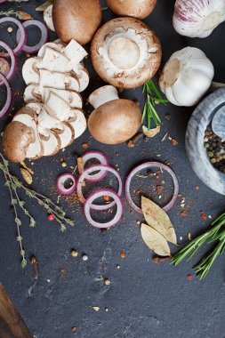 Biberiye, soğan ve karabiber ile butonu mantar. Natürmort