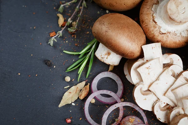 Biberiye, soğan ve karabiber ile butonu mantar. Natürmort