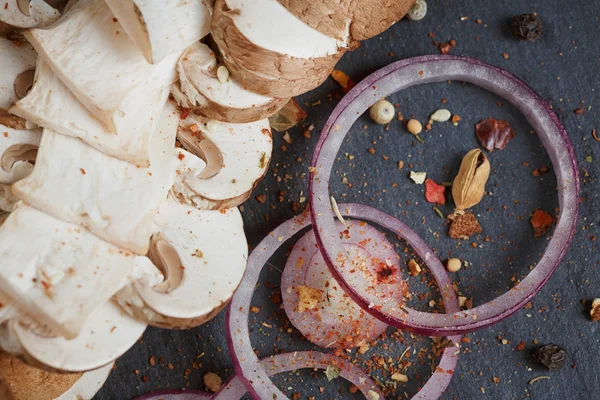 Biberiye, soğan ve karabiber ile butonu mantar. Natürmort