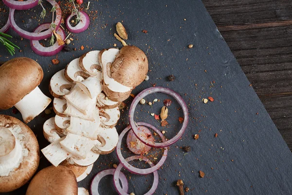 Biberiye, soğan ve karabiber ile butonu mantar. Natürmort