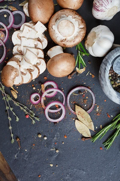 Biberiye, soğan ve karabiber ile butonu mantar. Natürmort