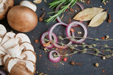 Biberiye, soğan ve karabiber ile butonu mantar. Natürmort