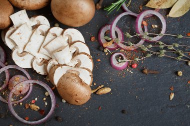 Biberiye, soğan ve karabiber ile butonu mantar. Natürmort