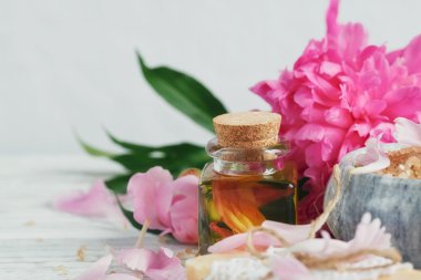 Spa Konsept: kaplıca tedavisi doğal deniz tuzu ile kompozisyon,