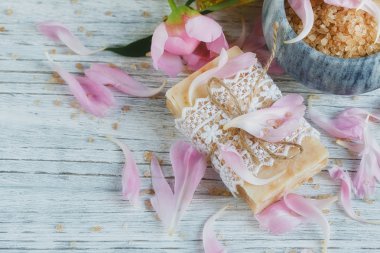 Spa Konsept: kaplıca tedavisi doğal deniz tuzu ile kompozisyon,