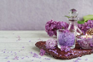 Spa Konsept: kaplıca tedavisi doğal deniz tuzu ile kompozisyon,