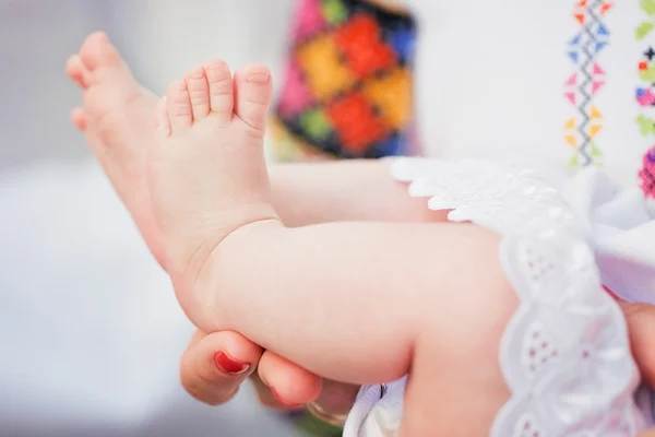 Bautizo recién nacido en la iglesia. Bebé recién nacido pies —  Fotos de Stock
