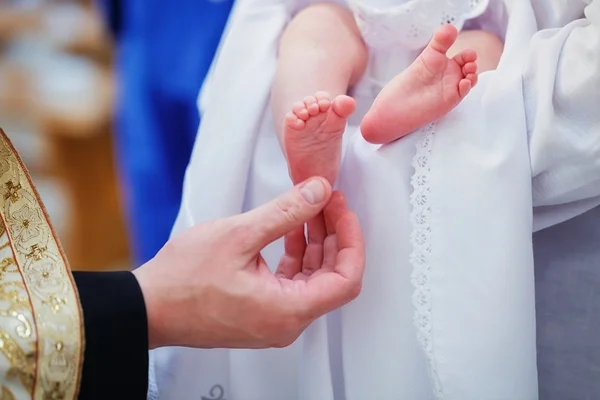 Batizado de recém-nascido na igreja. Pés recém-nascidos — Fotografia de Stock