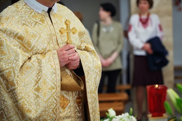 美丽的金十字架在男性手中穿着金色长袍的牧师 — 图库照片