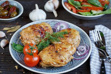 Kızarmış tavuk ve sebze koyu ahşap arka plan üzerinde