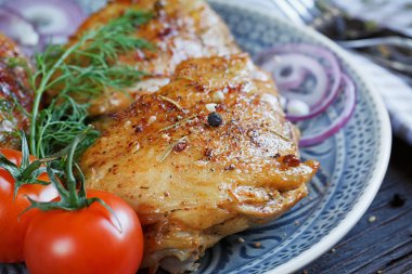 Kızarmış tavuk ve sebze koyu ahşap arka plan üzerinde