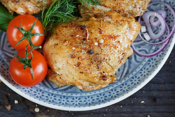 Geroosterde kip en groenten op donkere houten achtergrond — Stockfoto