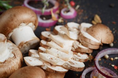 Biberiye, soğan ve karabiber ile butonu mantar. Natürmort