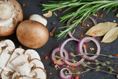 Biberiye, soğan ve karabiber ile butonu mantar. Natürmort