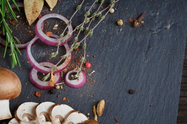 Biberiye, soğan ve karabiber ile butonu mantar. Natürmort