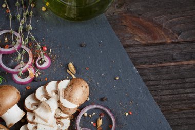 Biberiye, soğan ve karabiber ile butonu mantar. Natürmort
