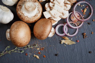 Biberiye, soğan ve karabiber ile butonu mantar. Natürmort