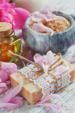 Spa Konsept: kaplıca tedavisi doğal deniz tuzu ile kompozisyon,