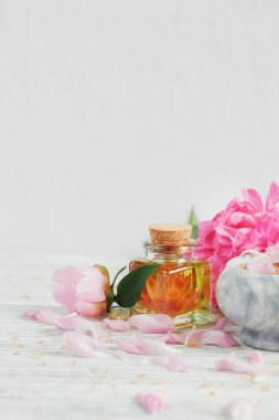 Spa Konsept: kaplıca tedavisi doğal deniz tuzu ile kompozisyon,