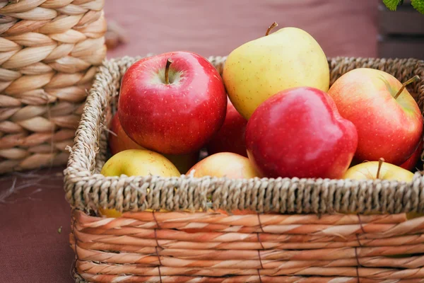 Äpfel im Korb — Stockfoto