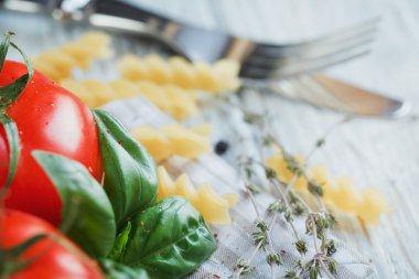 Domates, fesleğen, makarna, zeytinyağı ile İtalyan yemeği arka plan,